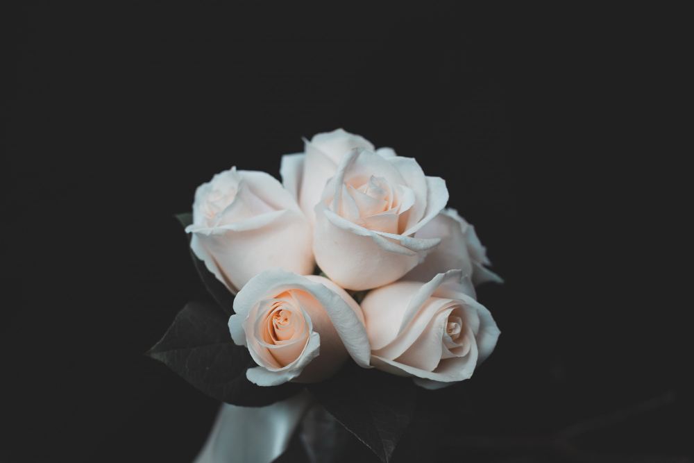 Bouquet de roses blanches délicates, hommage funéraire marbrerie-pompes-funebres-mauvezin à mauvezin