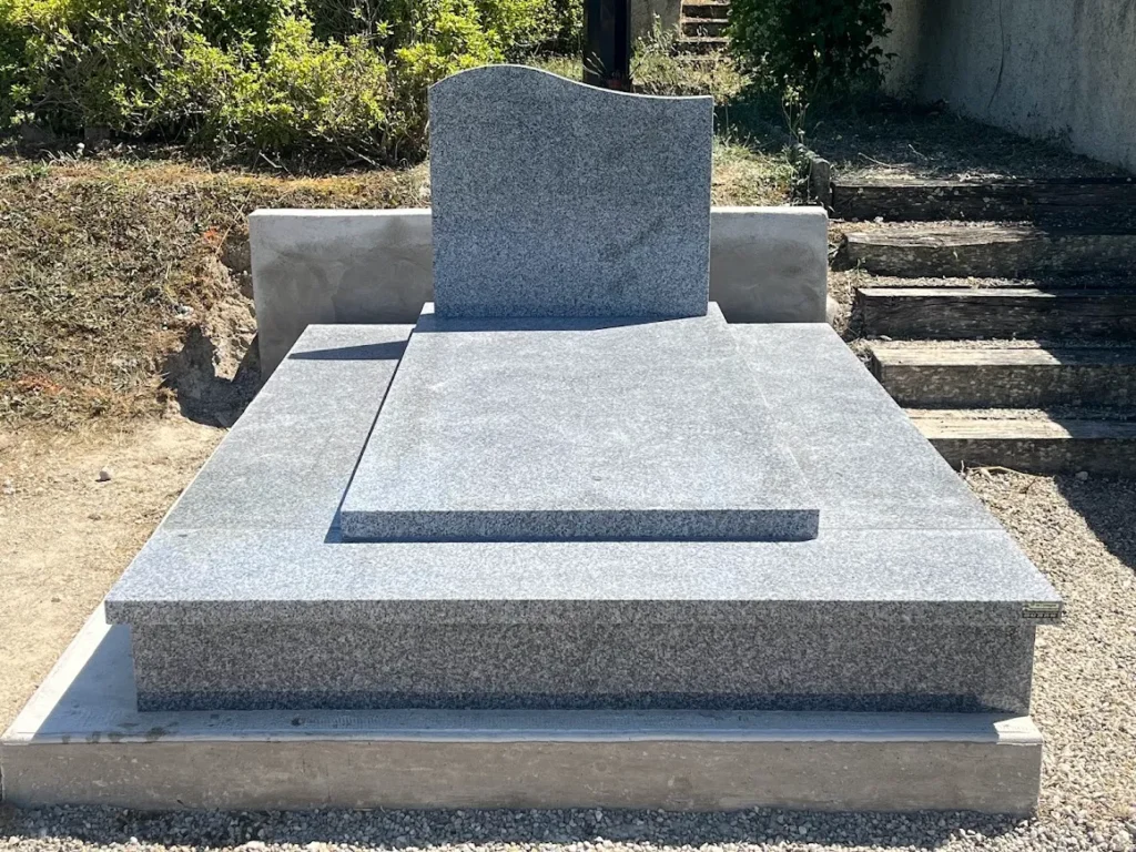 Tombe en granit gris récente, design épuré et paisible, réalisée par marbrerie-pompes-funebres-mauvezin à Mauvezin