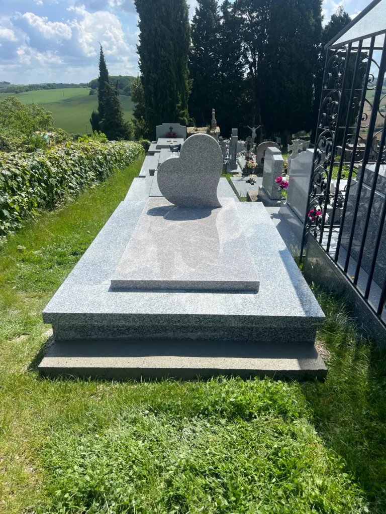 Tombe en granit cœur au cimetière verdoyant marbrerie-pompes-funebres-mauvezin à mauvezin