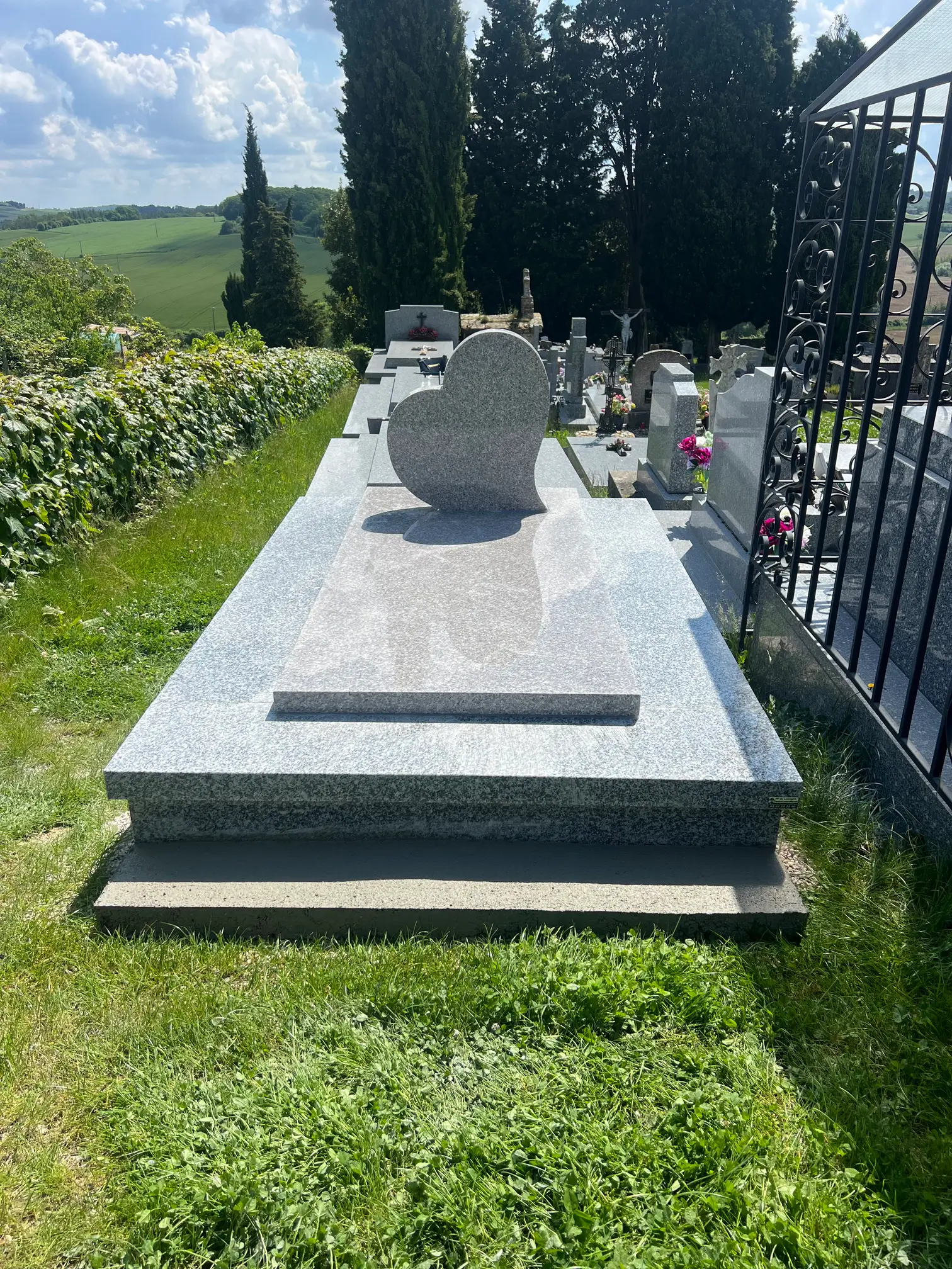 Tombe en granit cœur au cimetière verdoyant marbrerie-pompes-funebres-mauvezin à mauvezin