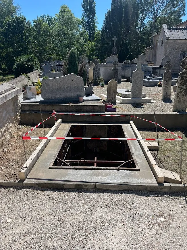 Fosse funéraire sécurisée au cimetière par marbrerie-pompes-funebres-mauvezin à Mauvezin sous un ciel ensoleillé