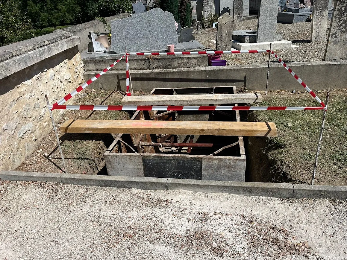 Tombe fraîchement creusée sécurisée au cimetière, services marbrerie-pompes-funebres-mauvezin à Mauvezin