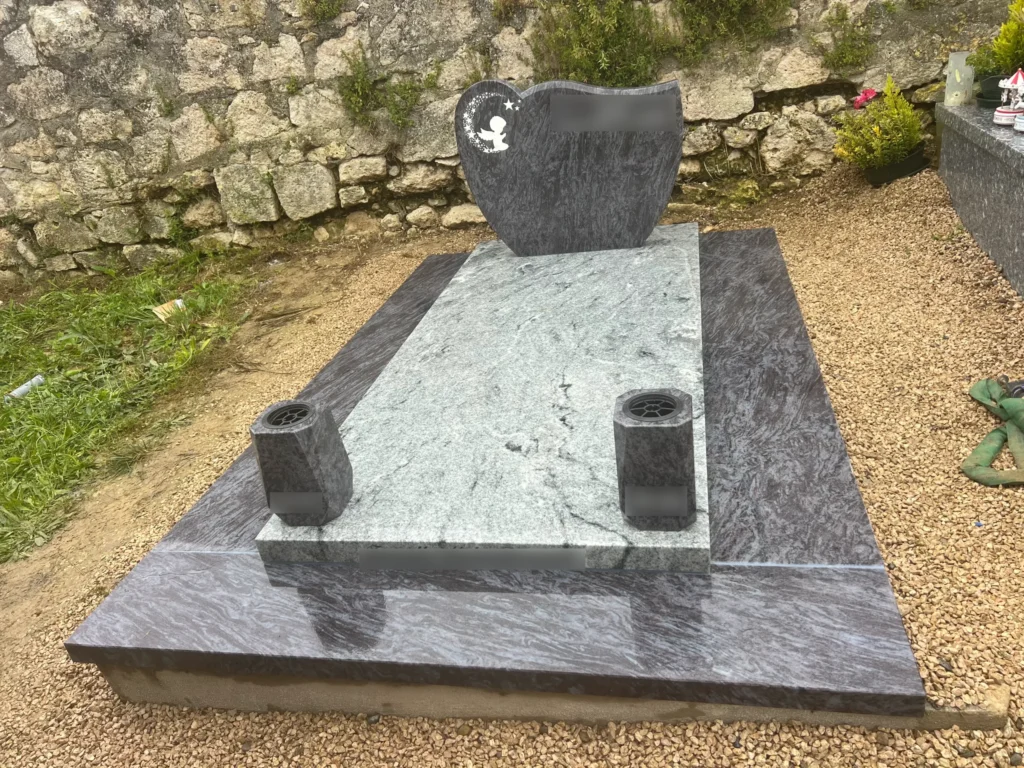 Tombe moderne en granit bicolore avec vases, réalisée par marbrerie-pompes-funebres-mauvezin à Mauvezin