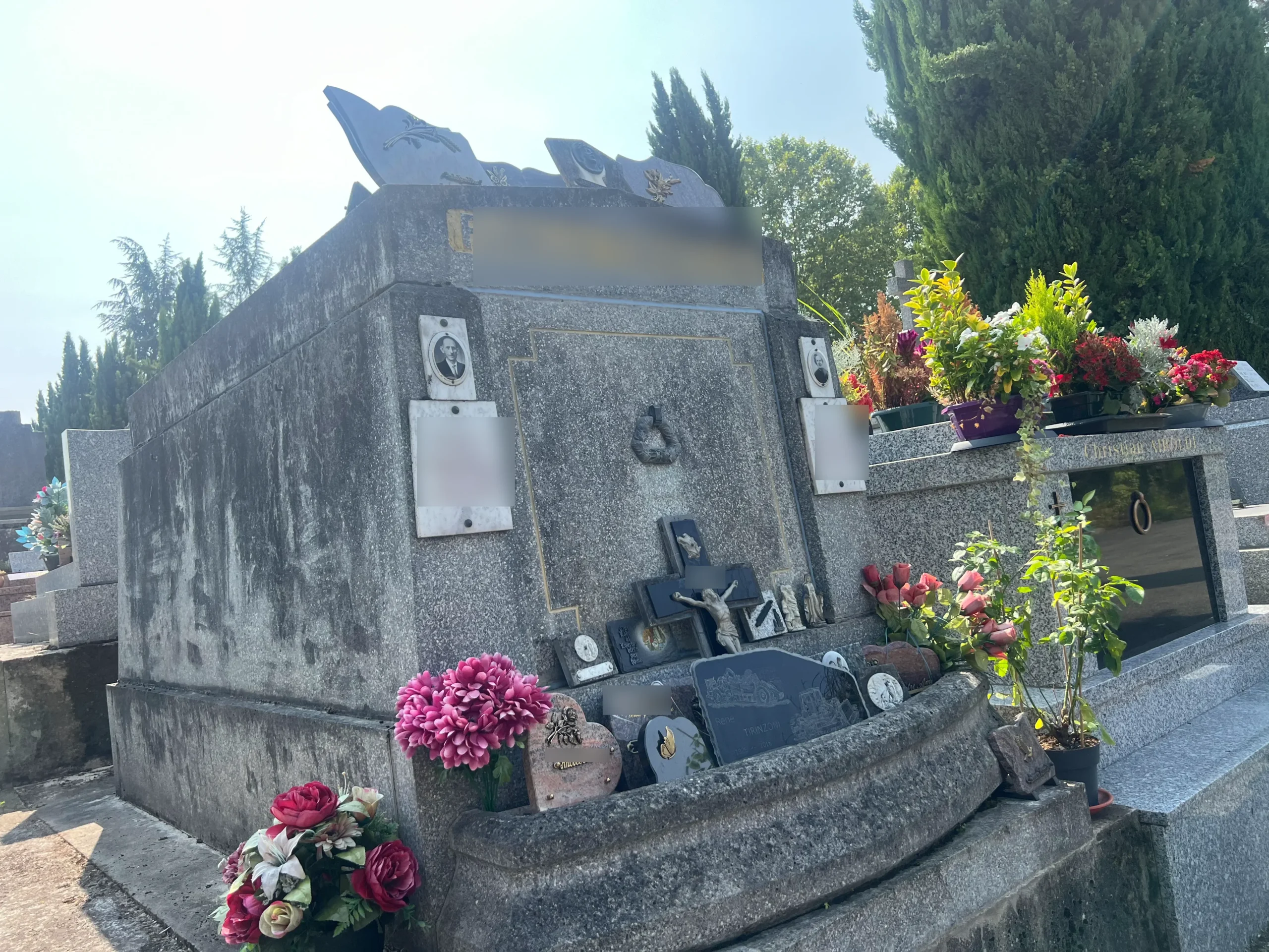 Tombe en granit fleuries au cimetière, plaques et croix, marbrerie-pompes-funebres-mauvezin à Mauvezin