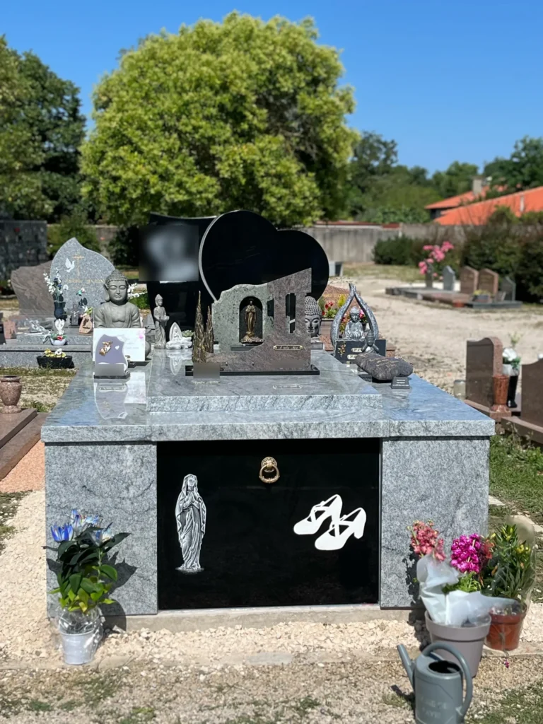Tombe moderne personnalisée avec Vierge et objets décoratifs, réalisée par marbrerie-pompes-funebres-mauvezin à Mauvezin