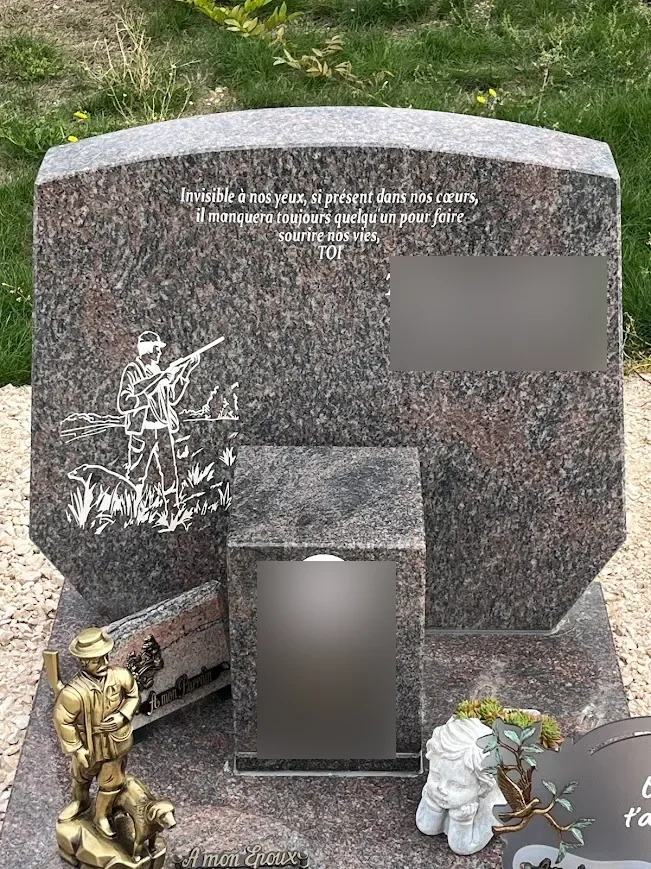 Tombe chasseur en granit avec chien et ornements floraux, marbrerie-pompes-funebres-mauvezin à Mauvezin