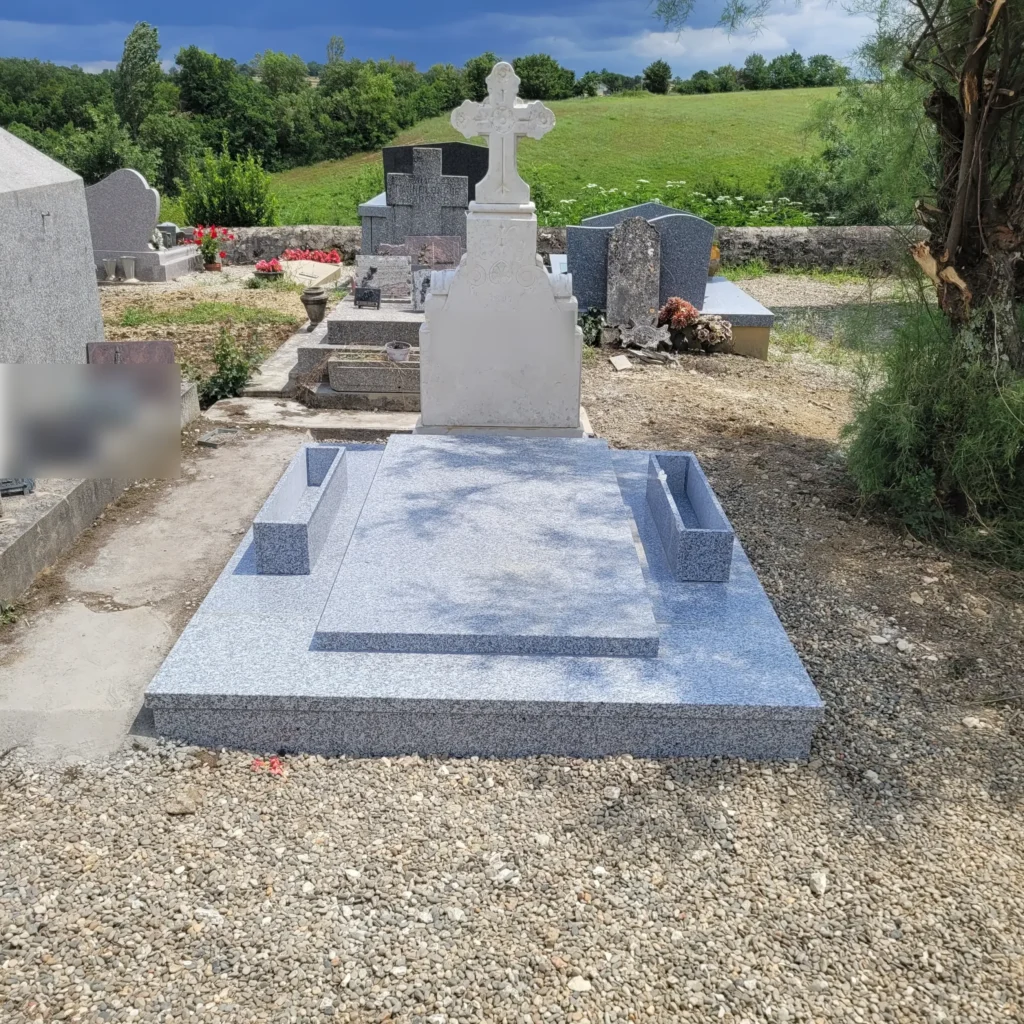 Tombe en granit rénovée par marbrerie-pompes-funebres-mauvezin dans un cimetière paysager à mauvezin