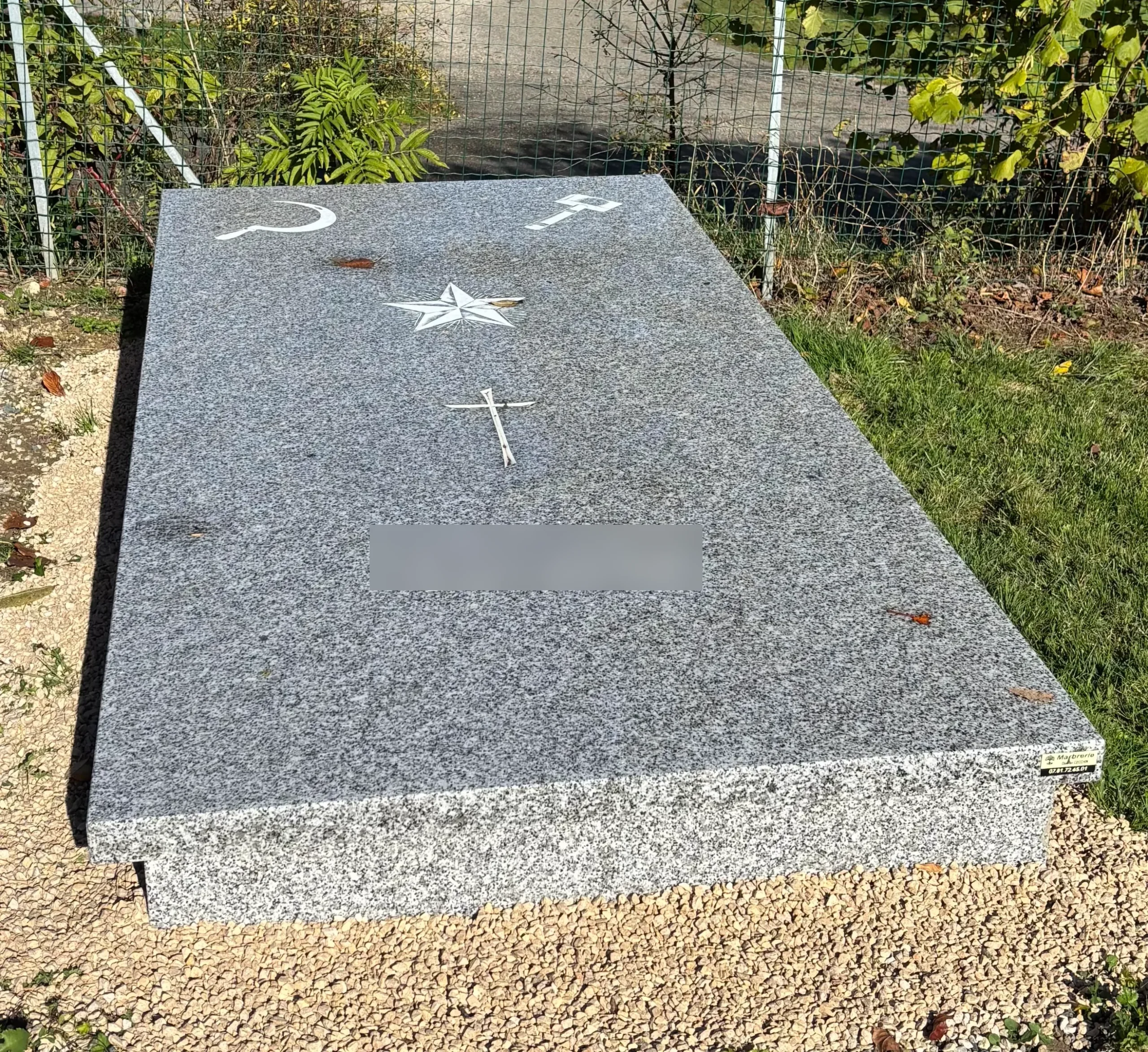Tombe en granit avec symboles gravés, réalisée par marbrerie-pompes-funebres-mauvezin à Mauvezin