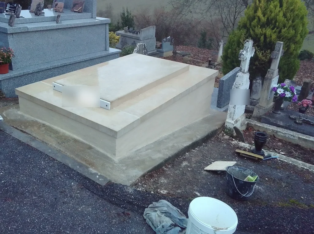 Tombe rénovée en pierre claire par marbrerie-pompes-funebres-mauvezin dans un cimetière rural à mauvezin