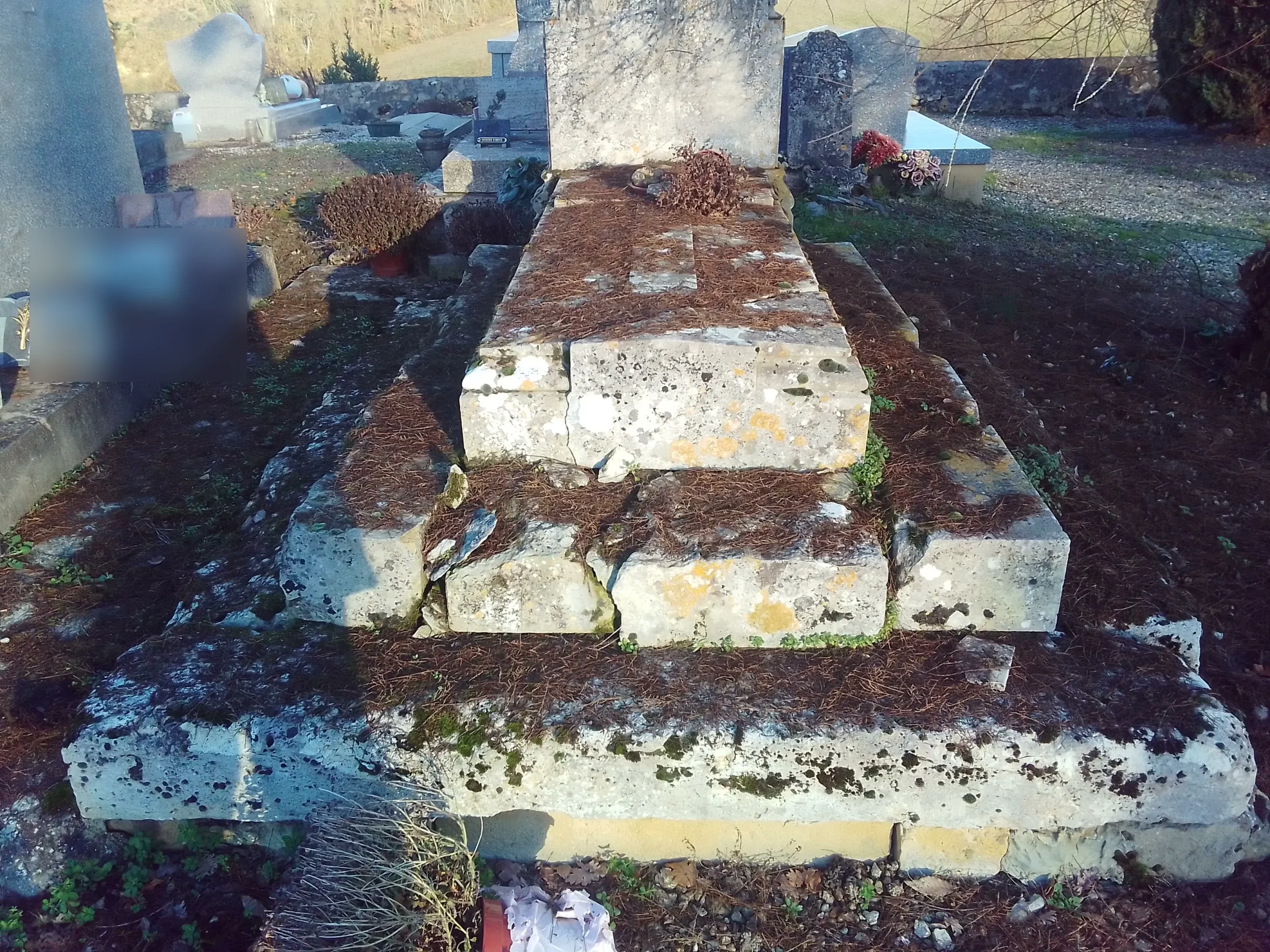 tombe ancienne en pierre moussue au cimetière avec entretien funéraire marbrerie-pompes-funebres-mauvezin à mauvezin