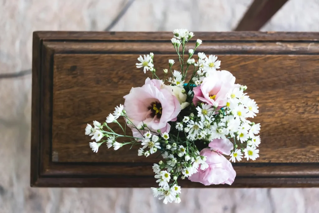 Bouquet funéraire sur cercueil en bois sombre, hommage sobre marbrerie-pompes-funebres-mauvezin à mauvezin