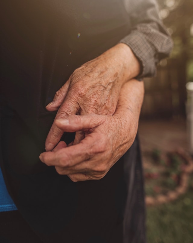 Mains de seniors se tenant avec tendresse, soutien funéraire marbrerie-pompes-funebres-mauvezin à Mauvezin