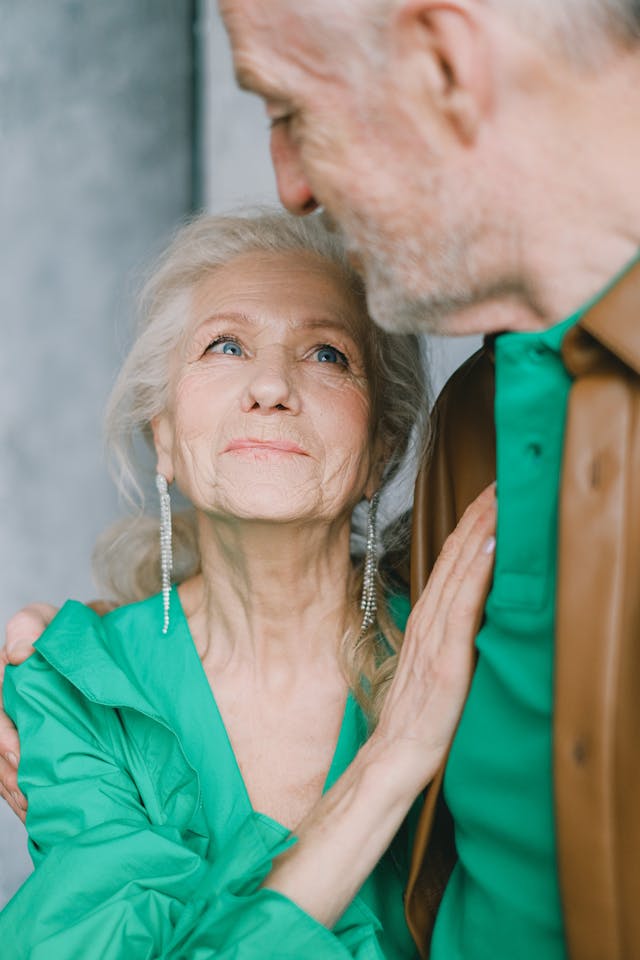 Couple de seniors tendre et souriant, soutien et amour éternel chez marbrerie-pompes-funebres-mauvezin à Mauvezin