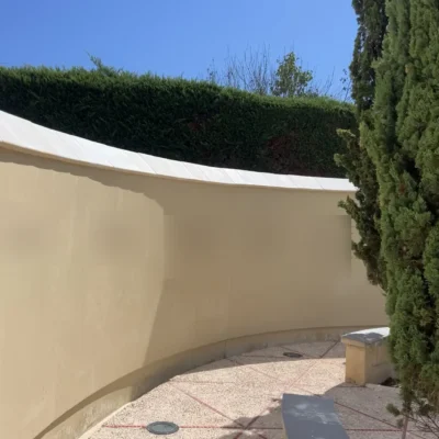 Jardin paisible avec banc en pierre et cyprès chez marbrerie-pompes-funebres-mauvezin à Mauvezin
