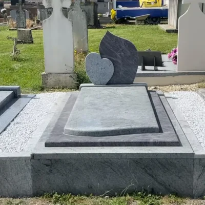 Tombe moderne en granit avec cœur et flamme, réalisée par marbrerie-pompes-funebres-mauvezin à Mauvezin