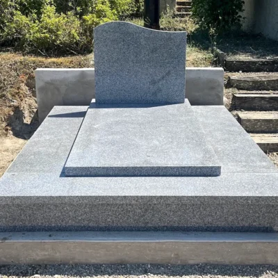 Tombe en granit gris récente, design épuré et paisible, réalisée par marbrerie-pompes-funebres-mauvezin à Mauvezin