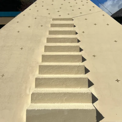 Monument pyramidal étoilé en granit clair chez marbrerie-pompes-funebres-mauvezin à Mauvezin sous ciel bleu