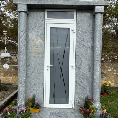 Mausolée en pierre fleuri au cimetière, réalisé par marbrerie-pompes-funebres-mauvezin à Mauvezin