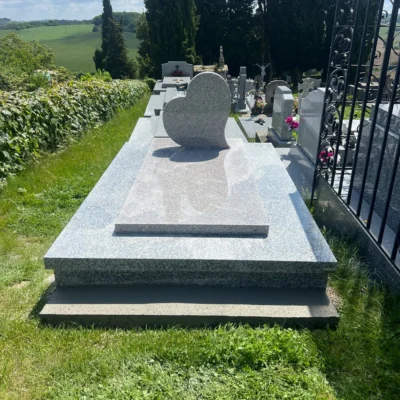 Tombe en granit cœur au cimetière verdoyant marbrerie-pompes-funebres-mauvezin à mauvezin