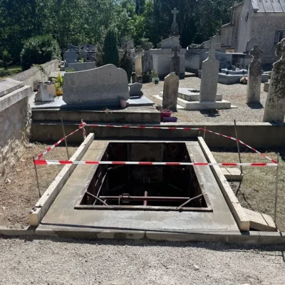 Fosse funéraire sécurisée au cimetière par marbrerie-pompes-funebres-mauvezin à Mauvezin sous un ciel ensoleillé
