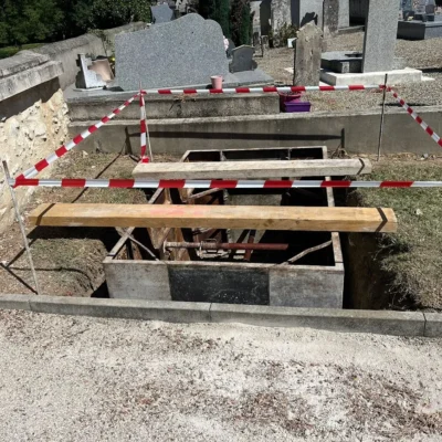 Tombe fraîchement creusée sécurisée au cimetière, services marbrerie-pompes-funebres-mauvezin à Mauvezin