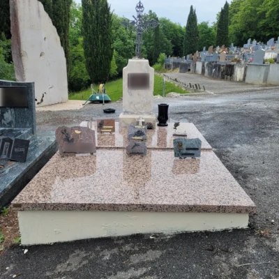 Tombe en marbre rose entretenue par marbrerie-pompes-funebres-mauvezin dans un cimetière calme à Mauvezin