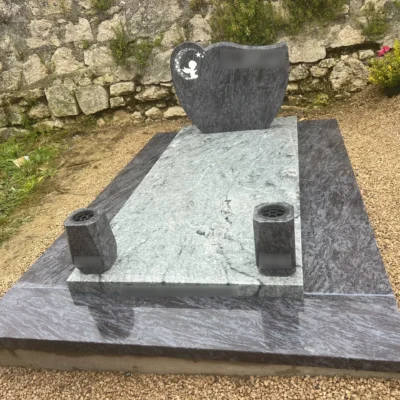 Tombe moderne en granit bicolore avec vases, réalisée par marbrerie-pompes-funebres-mauvezin à Mauvezin