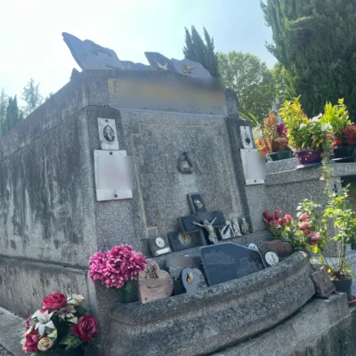 Tombe en granit fleuries au cimetière, plaques et croix, marbrerie-pompes-funebres-mauvezin à Mauvezin
