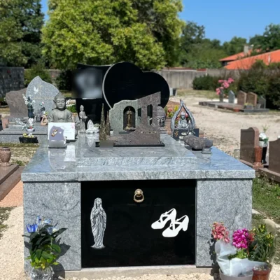 Tombe moderne personnalisée avec Vierge et objets décoratifs, réalisée par marbrerie-pompes-funebres-mauvezin à Mauvezin
