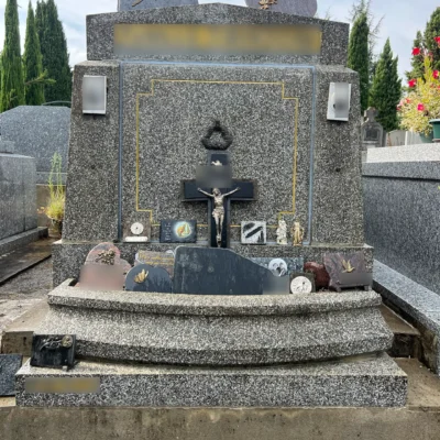 Tombe en granit avec croix et Christ, réalisation marbrerie-pompes-funebres-mauvezin au cimetière de Mauvezin