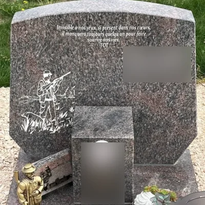 Tombe chasseur en granit avec chien et ornements floraux, marbrerie-pompes-funebres-mauvezin à Mauvezin