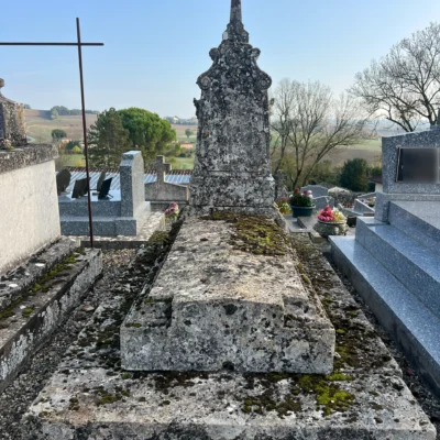 Tombe ancienne en pierre dans un cimetière rural, services marbrerie-pompes-funebres-mauvezin à Mauvezin