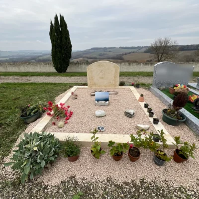 Tombe sobre fleurie en cimetière rural, réalisation marbrerie-pompes-funebres-mauvezin à Mauvezin