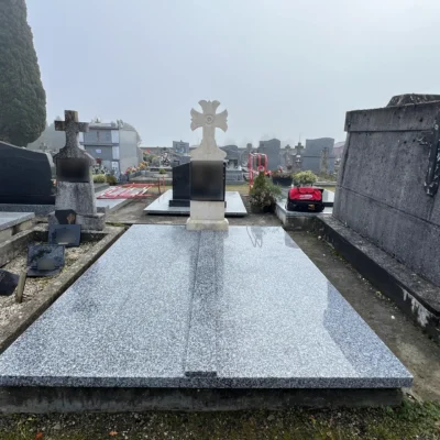 Tombe en granit avec grande croix blanche au cimetière, marbrerie-pompes-funebres-mauvezin à Mauvezin