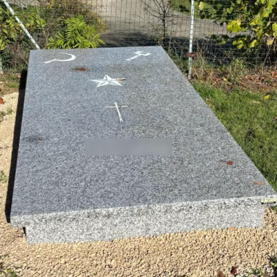 Tombe en granit avec symboles gravés, réalisée par marbrerie-pompes-funebres-mauvezin à Mauvezin