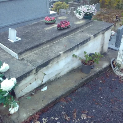 Tombe ancienne fleurie au cimetière, entretien funéraire marbrerie-pompes-funebres-mauvezin à Mauvezin