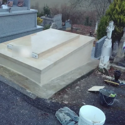 Tombe rénovée en pierre claire par marbrerie-pompes-funebres-mauvezin dans un cimetière rural à mauvezin