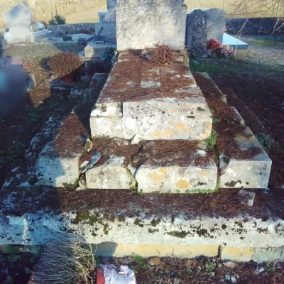tombe ancienne en pierre moussue au cimetière avec entretien funéraire marbrerie-pompes-funebres-mauvezin à mauvezin