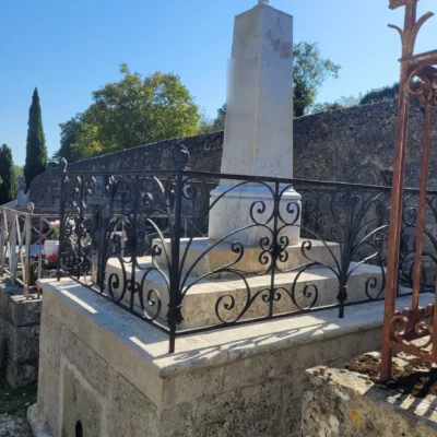 Monument funéraire obélisque avec rambarde fer forgé par marbrerie-pompes-funebres-mauvezin à Mauvezin