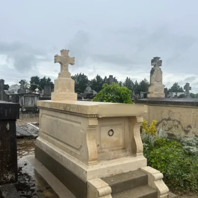 Tombeau en pierre avec grande croix, cimetière paisible marbrerie-pompes-funebres-mauvezin à mauvezin