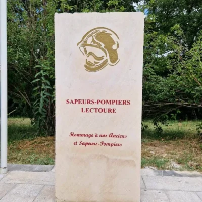 Stèle hommage aux sapeurs-pompiers à mauvezin réalisée par marbrerie-pompes-funebres-mauvezin